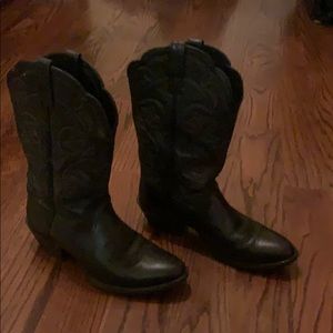 Ariat boots.  Sz7b.  Excellent condition